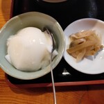 Kamata Dai Sakaba - 左は温泉卵ではなくて杏仁豆腐､ザーサイと