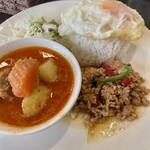 タイ料理 バーンラック - ガパオとマッサマンカレーのハーフ&ハーフ。一番人気と世界一料理のコンボは嬉しい