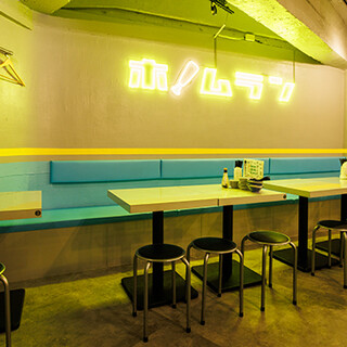 [Can be reserved] Retro pop space with cute “home run” neon tubes