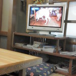 Uogashizushi - 201308　魚河岸寿司　店内⇒入口右手に「テレビ」があります