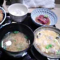 帰燕 - 味噌椀・豚肉卵とじ・鮪胡麻だれかけ・小鉢料理のしらすおろし。