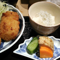 帰燕 - 香物は胡瓜・人参・山芋。奥には小鉢料理のしらすおろし。