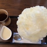 日の出園  - 生姜（葉山産？？）シロップがキラキラしてました。生姜臭すごいよ！ピリピリするよ！練乳かけて食べたよ。中にバニライアイスと小豆が入ってたよ。