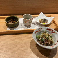 鮨やすぞう。 - かつおのたたき、牡蠣の煮しめ、伊勢産めかぶ、サワラ柚庵焼き