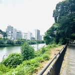 Chuugokuryouri Sui - アルカディア裏の、川沿いをテコテコ行けば飯田橋。ベンチが至る所にあり、座ってぽよ～んとするのも(๑˃̵ᴗ˂̵)و ﾖｼ!