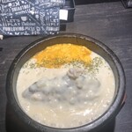 Ishiyaki omuraisu dainingu kuroba dikitchin - 石焼オムライス　ホワイトソース　ハンバーグトッピング