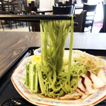 居酒屋 魚めい - 麺は緑色。お味はオーソドックスな印象でした。たこのお刺身がちょっと贅沢な感じ