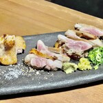 Yakitori & Tapas トリウオ - 赤鶏の炙り　カマンベールが美味しかった