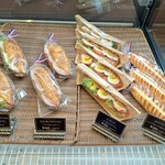 レタンプリュス - 最初はニソワーズとミルクフランスだけでしたが10:30頃にバゲットサンド登場