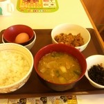 すき家 - とん汁卵かけ朝食 牛皿