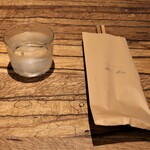 taverna ハル - お冷や　＆　食器入りの紙袋