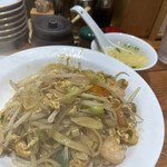 俺流餃子飯店 - 焼き刀削麺とスープ