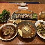 韓国家庭料理 扶餘 - プヨサラダ、サムギョプサル、サンチュ、カンジャンセウ、冷麺、とうもろこしのひげ茶