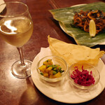 ガネーシュ - ビールセット(1000円)の白ワインとパパドと野菜の炒め物