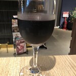 Cababre - 赤ワイングラス@300 ハッピーアワー価格　写真撮影前にうっかり一口…