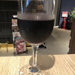 Cafe＆Bar Cababre. - 赤ワイングラス@300 ハッピーアワー価格　写真撮影前にうっかり一口…