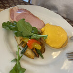 キャボットコーヴ ミュージアムテラス - 妻のエッグベネディクト。ウォルドルフホテルの二日酔いメシです。二日酔いに効く！！の？