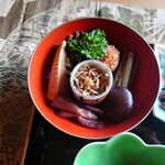 郷土料理 栃洞屋 - ▷円状の皿
      椎茸の煮物、太めのフキ、ずいき、たけのこ
      ゼンマイ、揚げ物、ちりめん山椒