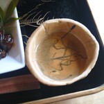 郷土料理 栃洞屋 - 白醤油は塩分強めでサッパリとしていて
      濃厚な鱒をサッパリと食べられる。
      白鳥町の品との話。