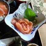 郷土料理 栃洞屋 - ○虹鱒（ニジマス）の刺身
      脂乗りも良く鮮度も良い感じで美味しい。
      
      わさびは
      粒粒感はないし、良く利くねえ❕