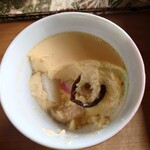 郷土料理 栃洞屋 - 中にはお麩と肉厚ある椎茸、鶏肉、長芋のサクが入ってた。
      「あるものを入れてるだけだから」と話されていた。