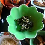 郷土料理 栃洞屋 - ○ウコギの荏胡麻（えごま）和え
      軽く苦味もあって若々しい風味もある
      山菜の醤油出汁汁煮となる。
      美味しい。