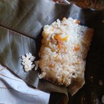 郷土料理 栃洞屋 - 牛蒡、揚げ、認証、椎茸の味飯を
      朴葉で包んである。
      
      朴葉の若々しい香りと
      爽やかな味わいが付いて美味しい味わい。