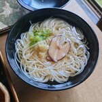 郷土料理 栃洞屋 - ○煮麺
      冷えてる煮麺となる。
      適度な薄味で生姜と醤油出汁汁の味わい。
      
      麺は腰を失ってはいない。