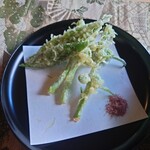 郷土料理 栃洞屋 - ○天ぷら（山菜）
      コンフリ、シオデ、大葉
      梅塩で
      カラッと揚げられててさくっととはしてる。
      多少油切りの悪いところもあるけれど、、、