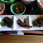 郷土料理 栃洞屋 - ▷長皿
      ○ピーマン味噌
      ジワジワ辛味がやってくる
      最後は舌が結構ピリピリしてる
      
      ◯イワナの素揚げ
      素揚げされてから濃いめの砂糖醤油味
      
      ◯伽羅蕗（キャラブキ）
      砂糖少なめな醤油味