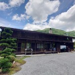 郷土料理 栃洞屋 - 店舗外観
      駐車場から東に向かう小径を歩いていくと
      築150年の古民家を改装されている
      栃洞屋さんが見えてくる。