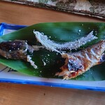 郷土料理 栃洞屋 - 骨は柔らかくてなかなか抜けなかったけれど
      味わいは熱々で美味しい。