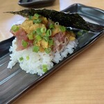 きくや - まぐろネギトロとウニの手巻き寿司風飯