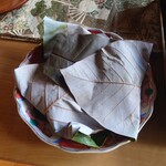 郷土料理 栃洞屋 - ○朴葉飯
      いつもは白飯なんだけれど、丁度作ったので
      どちらがいい？とお婆ちゃんに尋ねられ
      当然こちらを選択した。