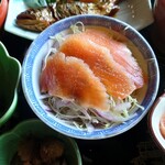 郷土料理 栃洞屋 - ○マスのサラダ
      マスの甘酢漬けには胡麻油の味わいもして
      キャベツの千切りにもこの味わいがする。
      
      鱒の脂感とサッパリキャベツ。
      これ、面白くて美味しいねえ❕