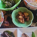 郷土料理 栃洞屋 - ◯鱒❔の腹ワタ❔
      肝と何か❔が砂糖醤油で煮られている。
      何か❔は多少弾力もある食感で
      肝は円やかさがある。