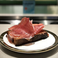 Tinc gana - パン・コン・トマテ　ハモン・イベリコ・ベジョータ。
                    パン、トマト、塩、オリーブオイルのシンプルな土台に、ハモンイベリコのふくよかな旨み。