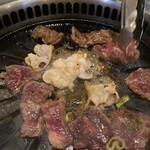 ホルモン屋 - 料理写真:ホルモンとハラミ