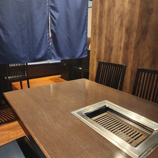 Private rooms and tatami rooms with sunken kotatsu seats, etc.
