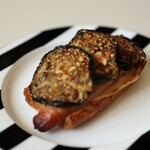 ブーランジェリー スドウ - 米茄子と粗挽きソーセージの豪快タルティーヌ