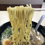 ゆにろーず - にんたま醤油ラーメンの麺リフト