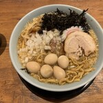 Menya Kojuurou - 背脂煮干しラーメン大盛、+豚1枚、うずら