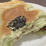 ブーランジェ新中島 - よもぎあんぱんの断面。ベーカリーで販売してる200円クラスのあんぱんとしては残念なあんこの量