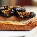 ブーランジェリー スドウ - 米茄子と粗挽きソーセージの豪快タルティーヌ