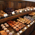 ブーランジェリー スドウ - パン棚全景