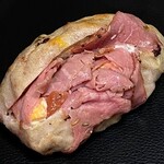 パン・ドゥ・マルシェ - パストラミとポテトサラダ