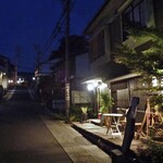 Yudasaka - 湯田坂（旧中山道）に面しています（夜の様子；赤い➡︎が『旦過の湯』）