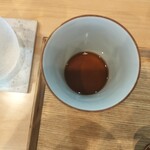 飯田商店 - 温かいつけ汁とは別に提供される冷たいつゆ