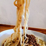 らーめん専門 うしおととり - 濃厚 汁なし坦坦麺 
            
            平打ち不揃厚み縮れ多加水で一部半透明！
            超モチモチ!コシもあり、この食感は出会えない!
            小麦香るピロピロ麺、絶妙な茹で上がり!
            是非!混ぜる前に麺のみを味わってみて!