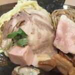 飯田商店 - 奥の大きな２枚が追加チャーシューです